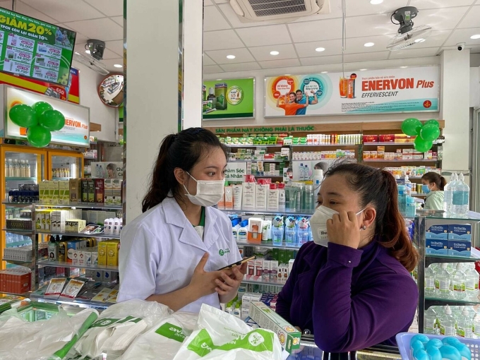 Dược sĩ tư vấn sức khỏe cho khách hàng.