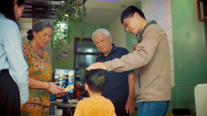 Chăm sóc sức khỏe cha mẹ bằng thực phẩm bổ sung dinh dưỡng. Ảnh: Abbott