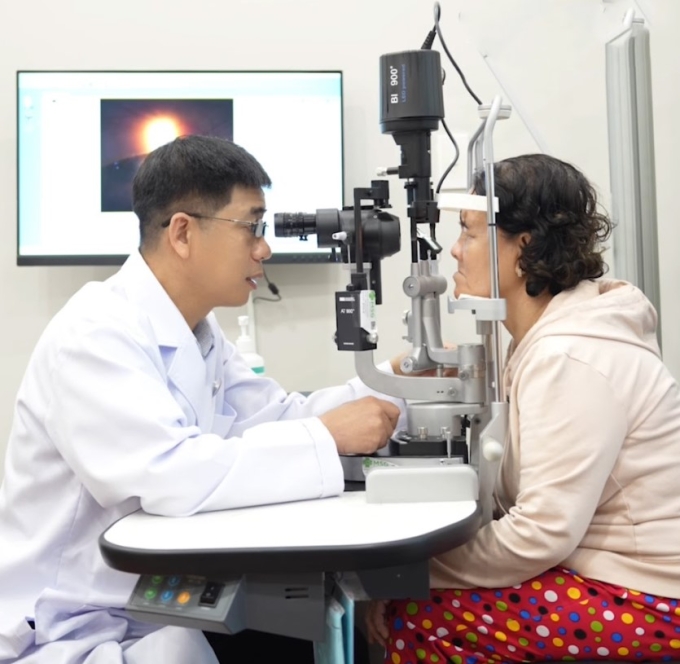 Một người lớn tuổi kiểm tra thị lực và điều trị đục thủy tinh thể tại Bệnh viện Mắt Sài Gòn Ngô Gia Tự.