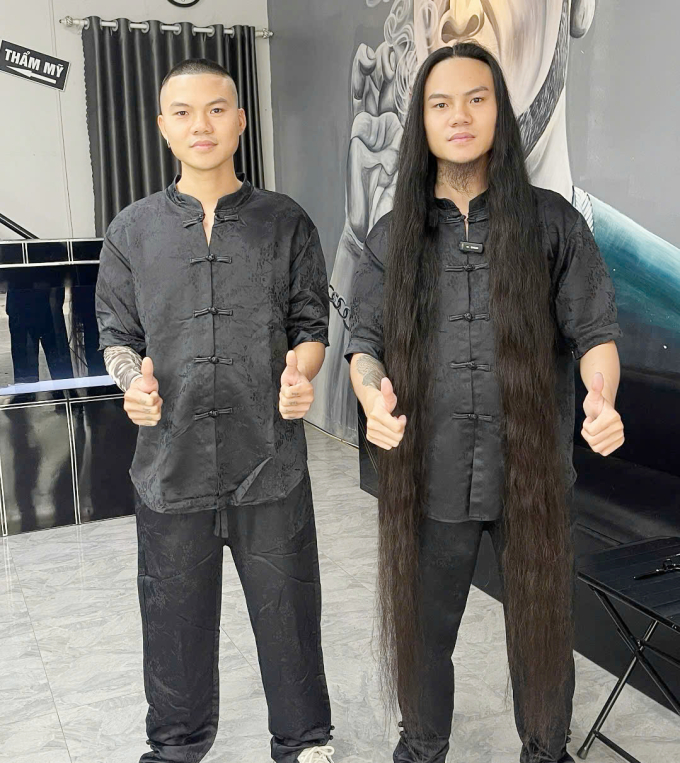 Việt (phải) có em trai song sinh tóc ngắn.