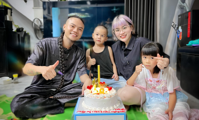 Việt với vợ và các con tại nhà riêng ở Tứ Kỳ, Hải Dương. Trong gia đình anh, phụ nữ tóc ngắn, đàn ông tóc dài.