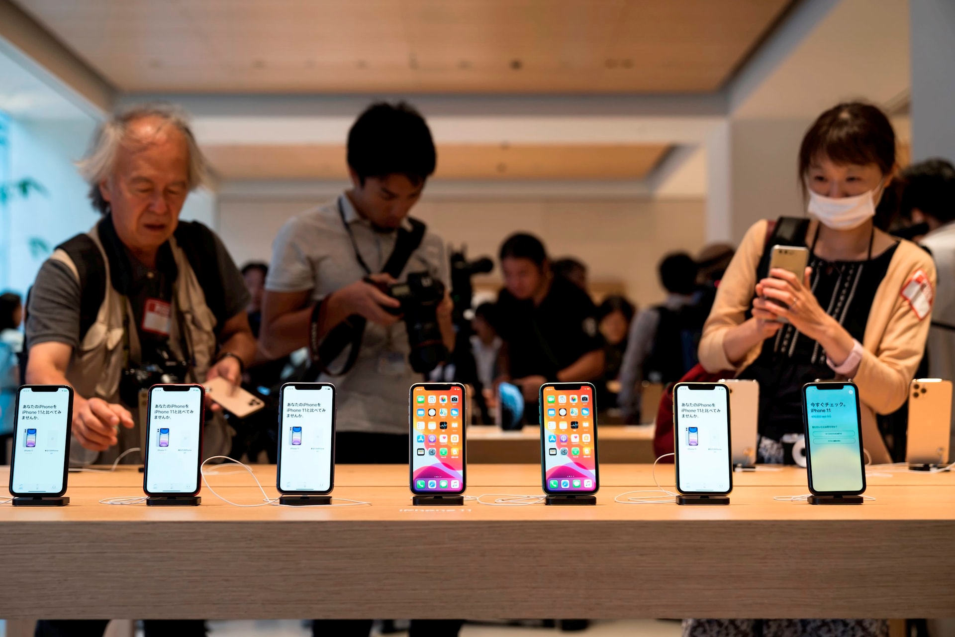 Ông Trump miễn thuế cho iPhone, laptop là “kịch bản trong mơ” cho giới công nghệ: Người dân Mỹ hưởng lợi gì?- Ảnh 1.