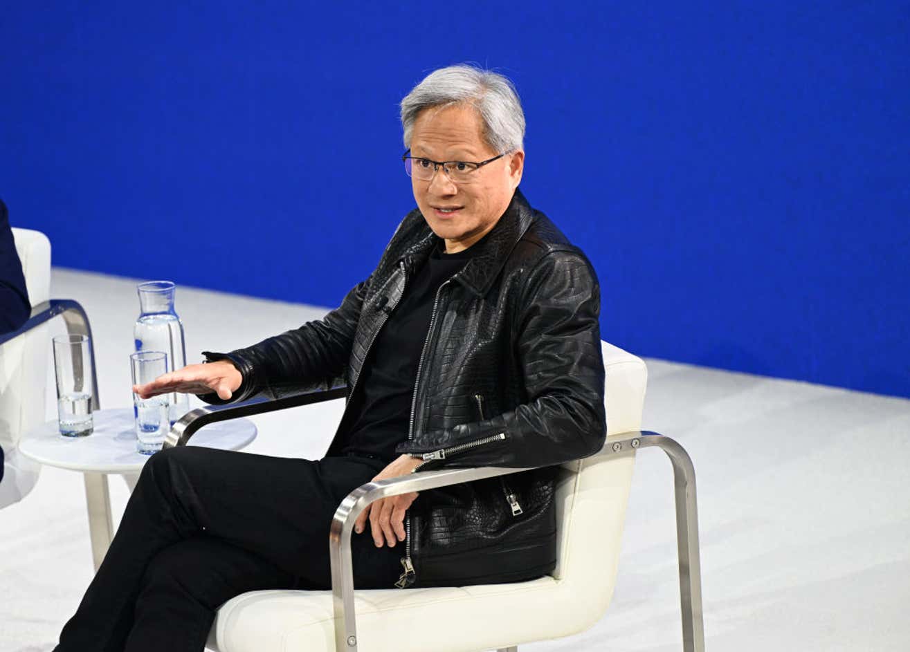 CEO NVIDIA: Lệnh cấm xuất khẩu là "nỗi đau tột cùng", chưa từng có công ty nào trong lịch sử thiệt hại nặng như vậy- Ảnh 1.