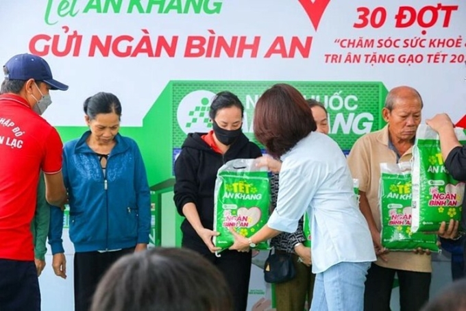 Chương trình tư vấn sức khỏe và tặng quà cho người dân.