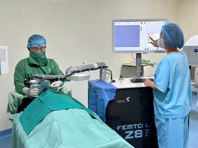 Bác sĩ bệnh viện Mắt Sài Gòn ứng dụng công nghệ Phaco không dao trong điều trị đục thủy tinh thể.