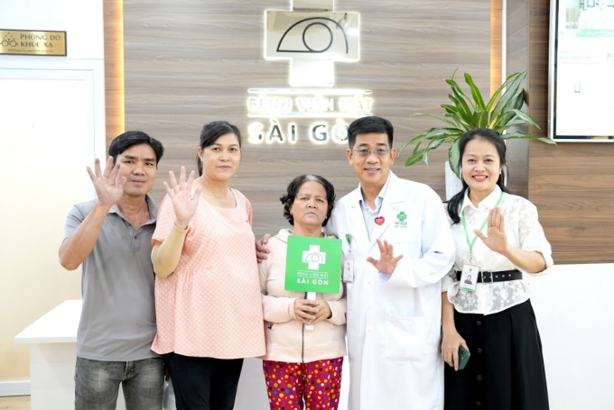 Mắt Sài Gòn tài trợ một phần chi phí điều trị cho mẹ chị Cẩm Lụa.
