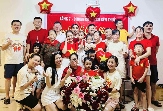 khu chung cư của chị Thùy Linh mừng Tết Độc lập.
