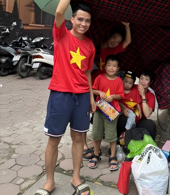 Hà My và gia đình căng bạt trú mưa ở ngã tư Phan Đình Phùng. Ảnh nhân vật cung cấp