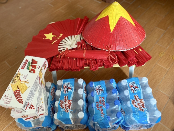 Nón, cờ dây treo, quạt, cùng bánh và nước được chị Thu Thủy và con gái 8 tuổi ở phường Đống Đa đóng gói trong chiều 3/9, chuẩn bị gửi tặng trẻ em vùng cao.