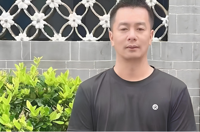 Zhou trả lại tiền cho khách chuyển nhầm.