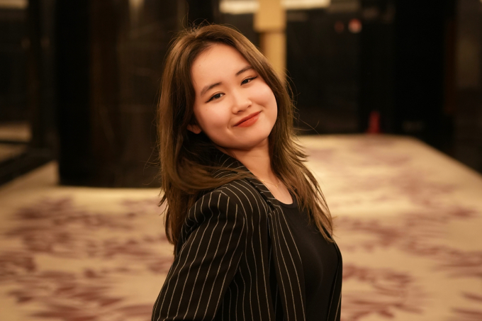 Giang Phạm, 23 tuổi tại một sự kiện của quỹ cô đã đầu tư ba năm, hồi tháng 1/2025 ở Hà Nội. Ảnh: Nhân vật cung cấp