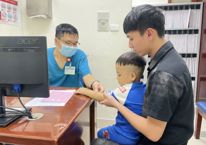 Bé Đạt được bác sĩ Tùng thăm khám khi nhập viện điều trị.