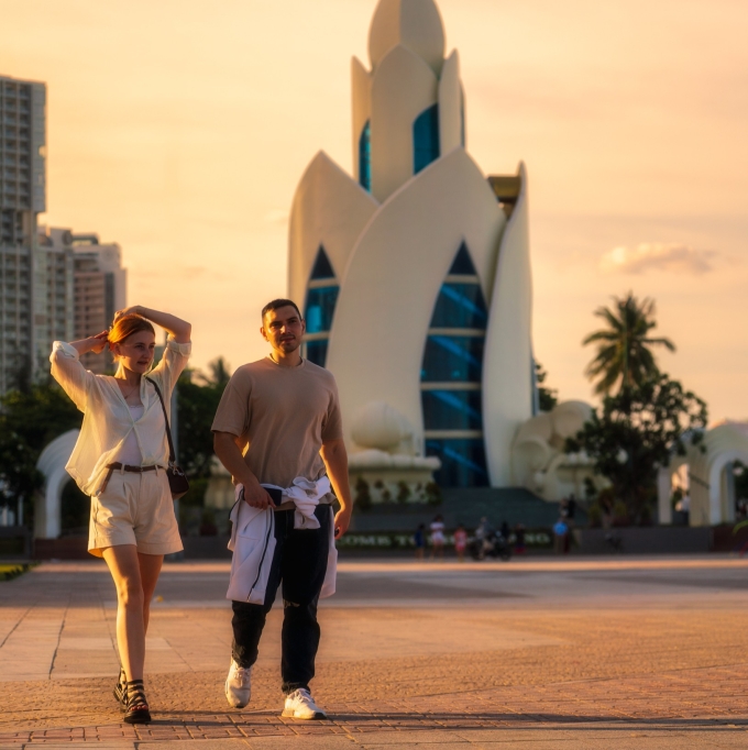 Những cư dân nước ngoài dạo phố, ngắm biển.