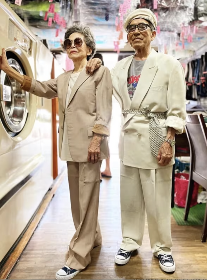 Chang Wan-ji, 83 tuổi, và vợ ông, Hsu Sho-er, ở tiệm giặt là Đài Loan. Ảnh: CNA