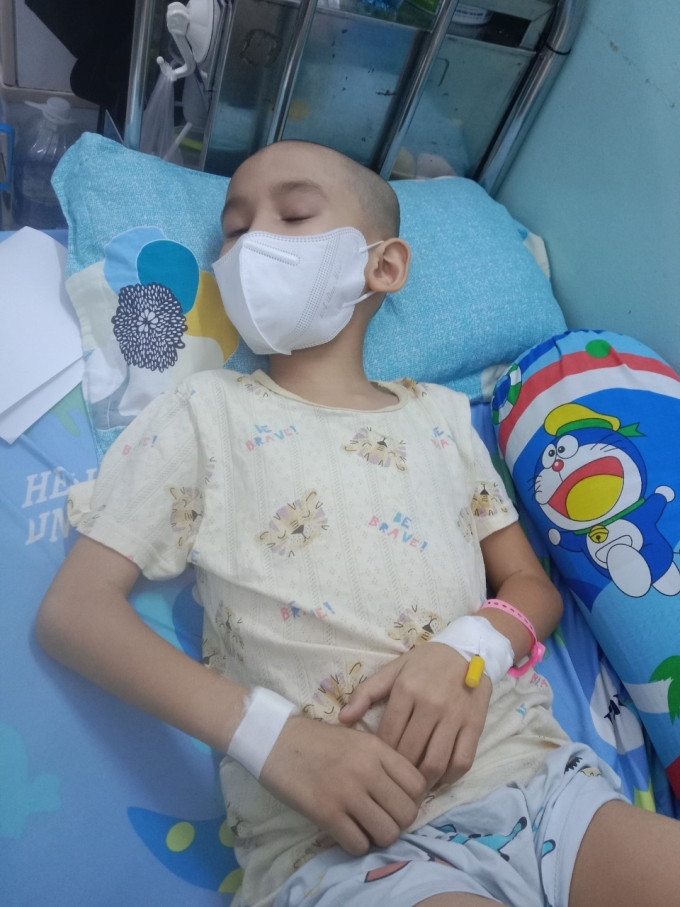 Lê Uy Vũ, 10 tuổi ở xã An Tĩnh, huyện Hoài Ân, Bình Định đang chữa bệnh tại Bệnh viện Nhi Đồng 2, TP HCM, tháng 5/2025. Ảnh: Người nhà cung cấp