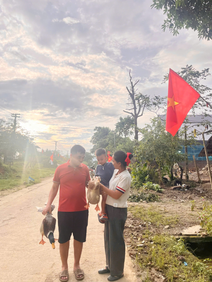 Vợ chồng Bùi Thị Lý, con dâu ông Han, chuẩn bị vịt đến biếu bố vợ dịp Tết Độc lập, hôm 1/9. Ảnh nhân vật cung cấp