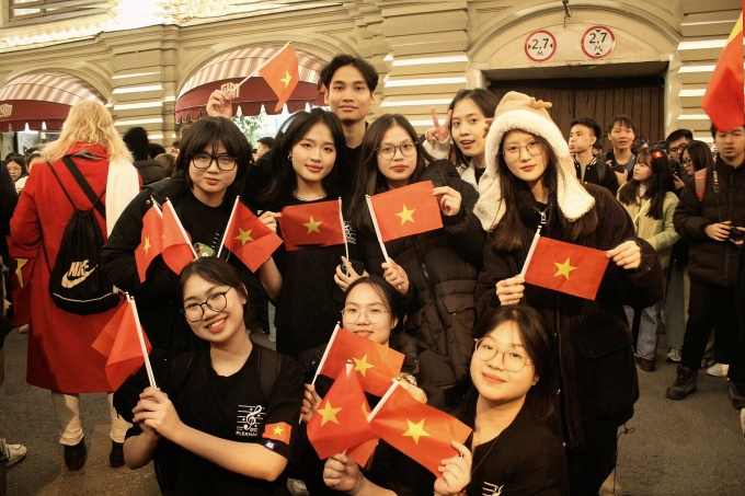 Thùy Dương (đội mũ trắng) cùng bạn bè tới cổ vũ, hòa chung không khí tại buổi hợp luyện duyệt binh ngày 3/5, ở Quảng trường Đỏ, thủ đô Moskva, Nga. Ảnh: Nhân vật cung cấp