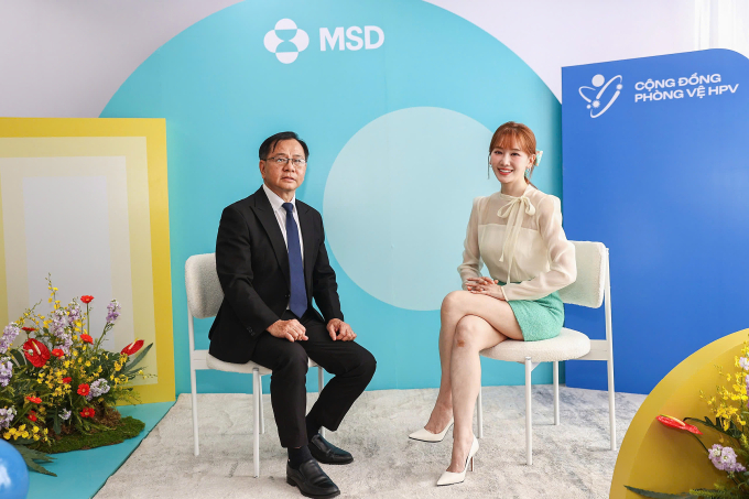 Ca sĩ, diễn viên Hari Won và TS.BS Phan Trọng Giáo, Giám đốc Y khoa của MSD, trong buổi chia sẻ về HPV tại TP HCM. Ảnh: Quỳnh Trần