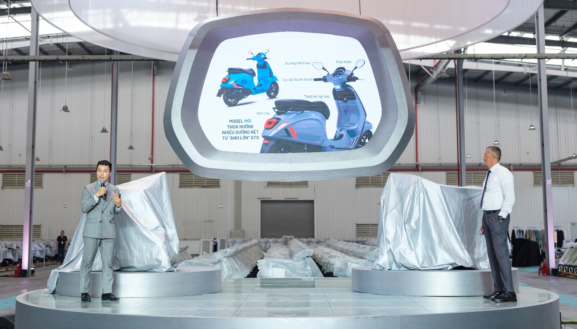 Ghé thăm nhà máy Piaggio top đầu thế giới, trải nghiệm xe: Vespa Primavera êm ái cho phái nữ, Sprint bốc mạnh cho người mê thể thao- Ảnh 1.