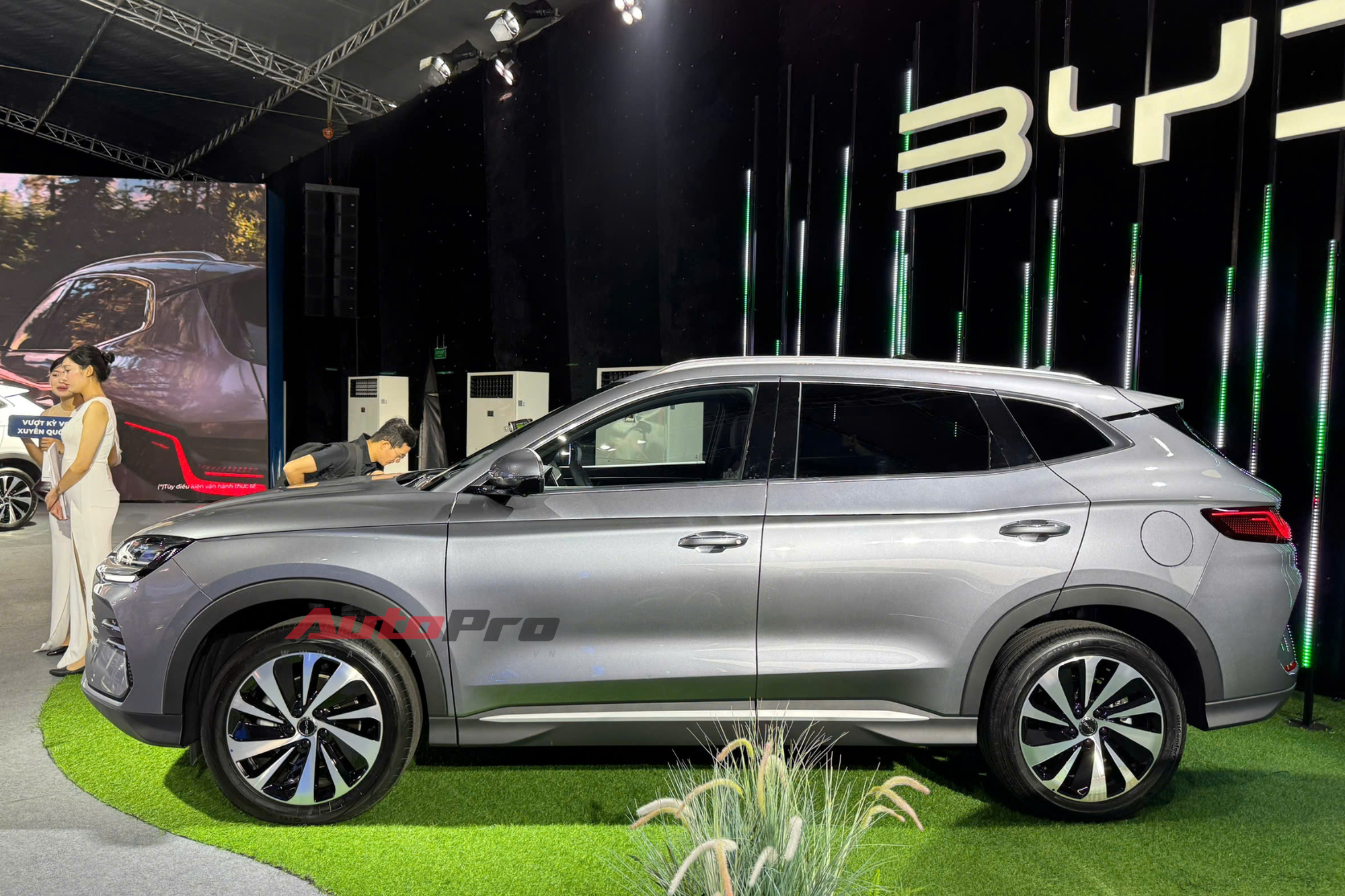 Xe Crossover Mới Ra Mắt Tại Việt Nam: Giá Từ 799 Đến 899 Triệu Đồng, Động Cơ PHEV 300 Mã Lực, Tính Năng An Toàn Hiện Đại - Ảnh 9.