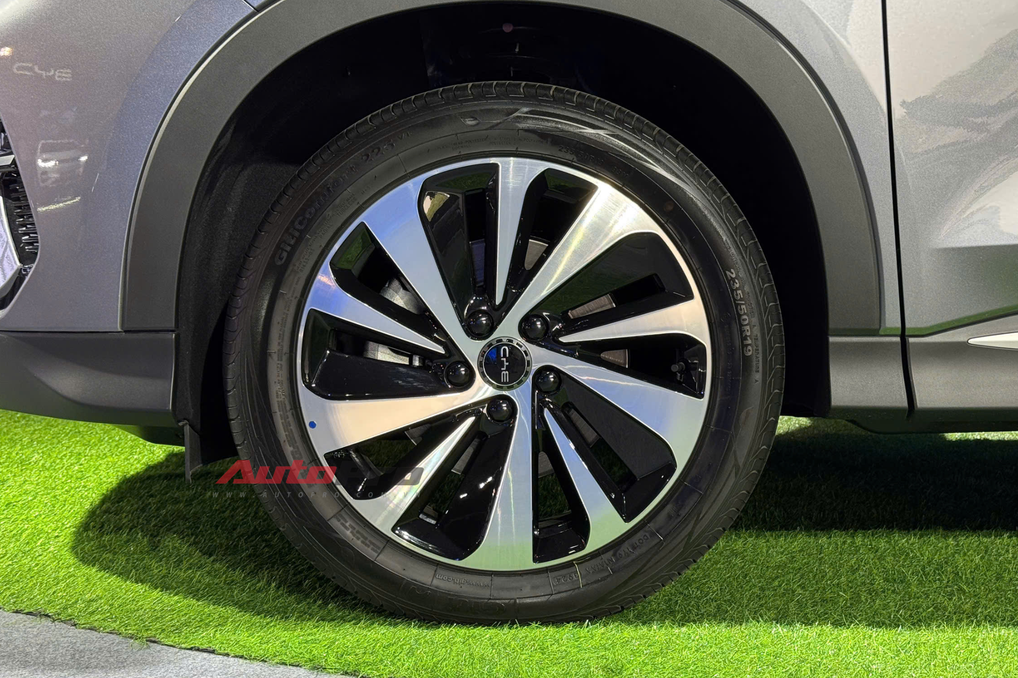 Xe Crossover Mới Ra Mắt Tại Việt Nam: Giá Từ 799 Đến 899 Triệu Đồng, Động Cơ PHEV 300 Mã Lực, Tính Năng An Toàn Hiện Đại - Ảnh 4.