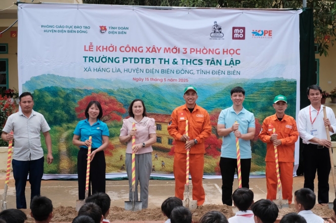 Khởi công cụm 3 phòng học do Đông Tây Barbershop phối hợp cùng MoMo gây quỹ tài trợ, ngày 15/5/2025. Ảnh: Quỳnh Anh