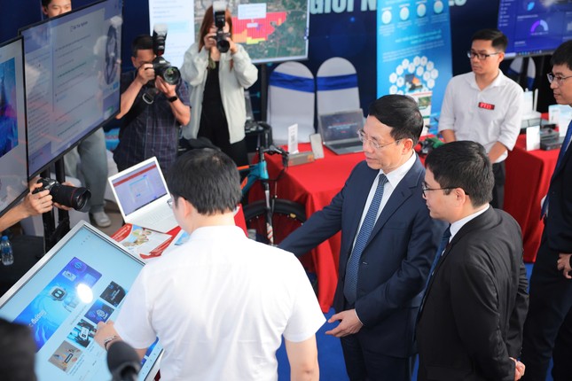 Bộ trưởng Khoa học và Công nghệ tham quan sản phẩm tại sự kiện.