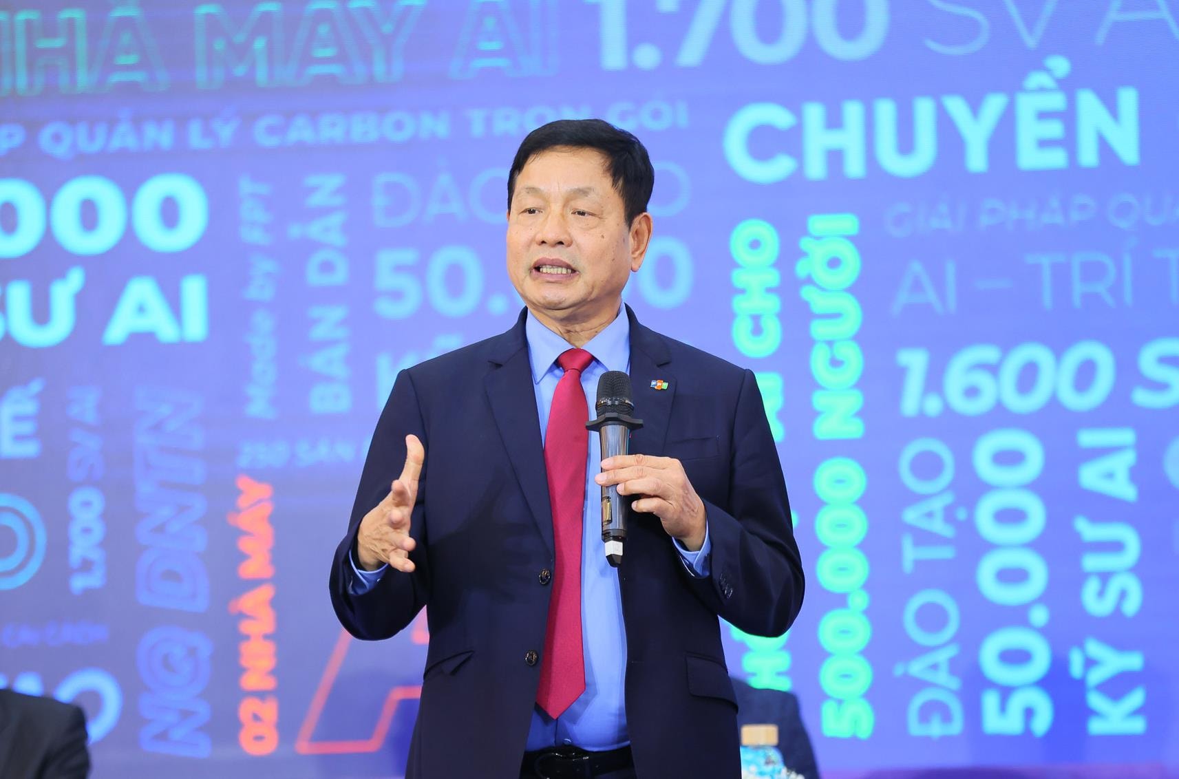 Chủ tịch FPT Trương Gia Bình: Để Việt Nam vươn tầm thế giới, mọi người lao động cần nắm vững công nghệ thông tin và trí tuệ nhân tạo - Ảnh 1.