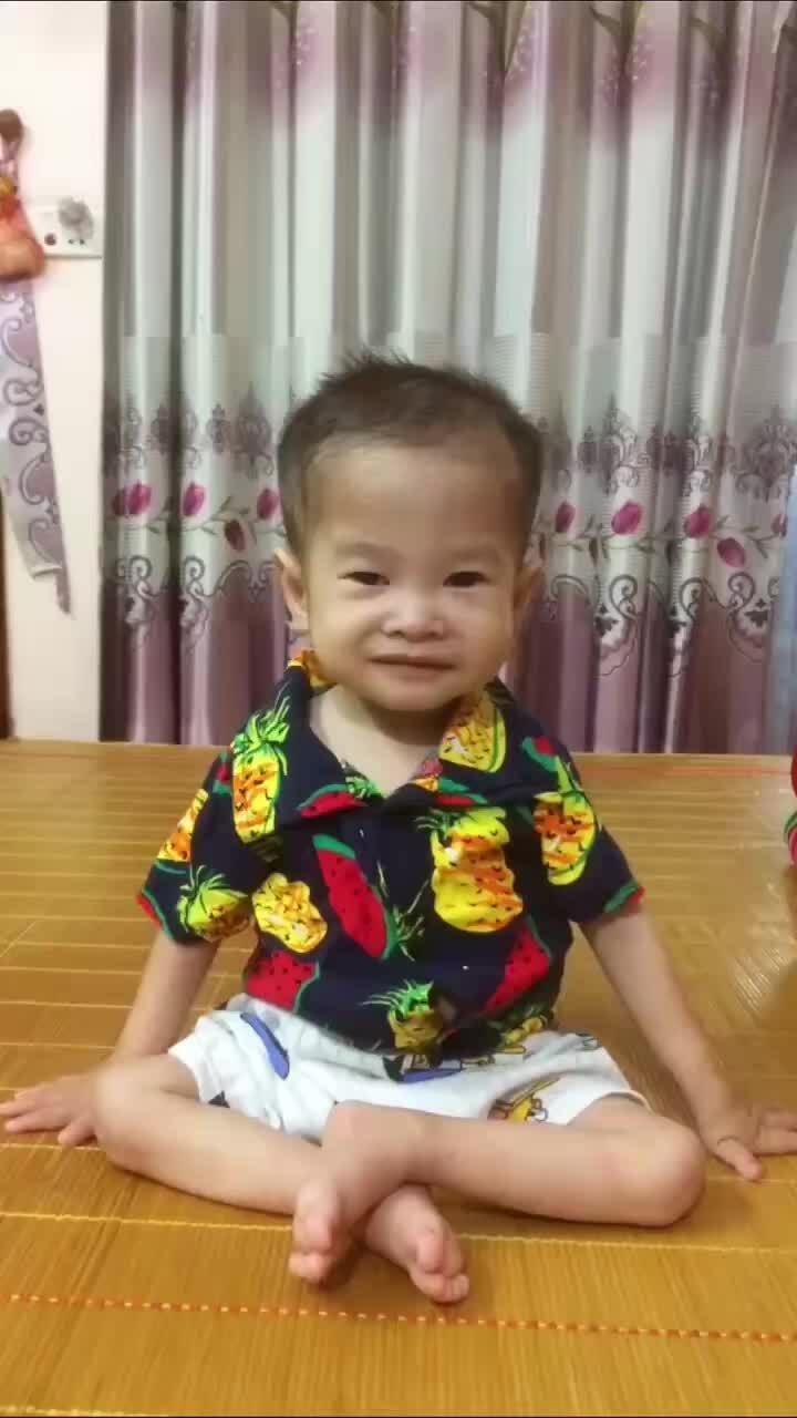 Góc khuất cuộc đời cậu bé gây sốt vì 'học bài như giáo sư'