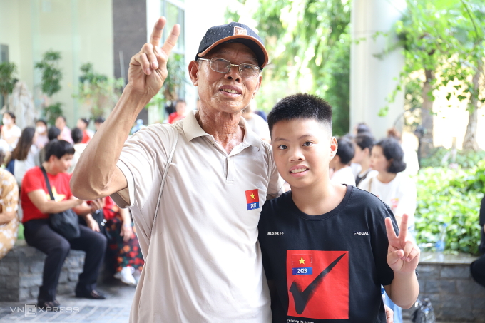 Ông Nguyễn Mạnh Hoạt, 71 tuổi cùng cháu trai đạp xe từ Thanh Trì đến 58 Quán Sứ, Hà Nội để tham dự sự kiện Trở về thời khắc thiêng liêng, sáng 20/8. Ảnh: Nga Thanh
