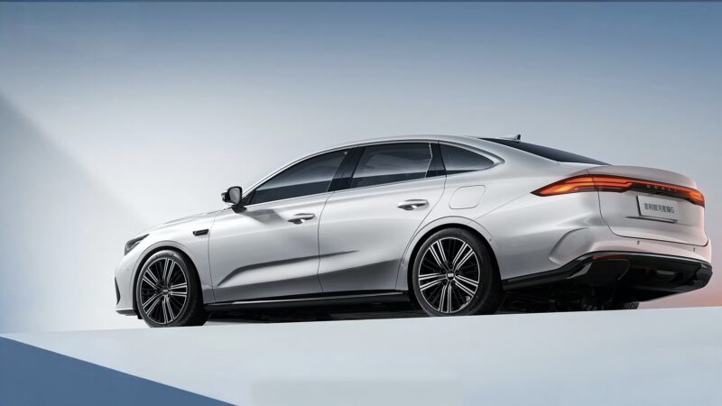Hãng xe đầu tư 4.100 tỷ tại Hưng Yên ra mắt mẫu sedan tiết kiệm xăng, thiết kế sang trọng, giá chỉ từ 332 triệu đồng - Ảnh 3.