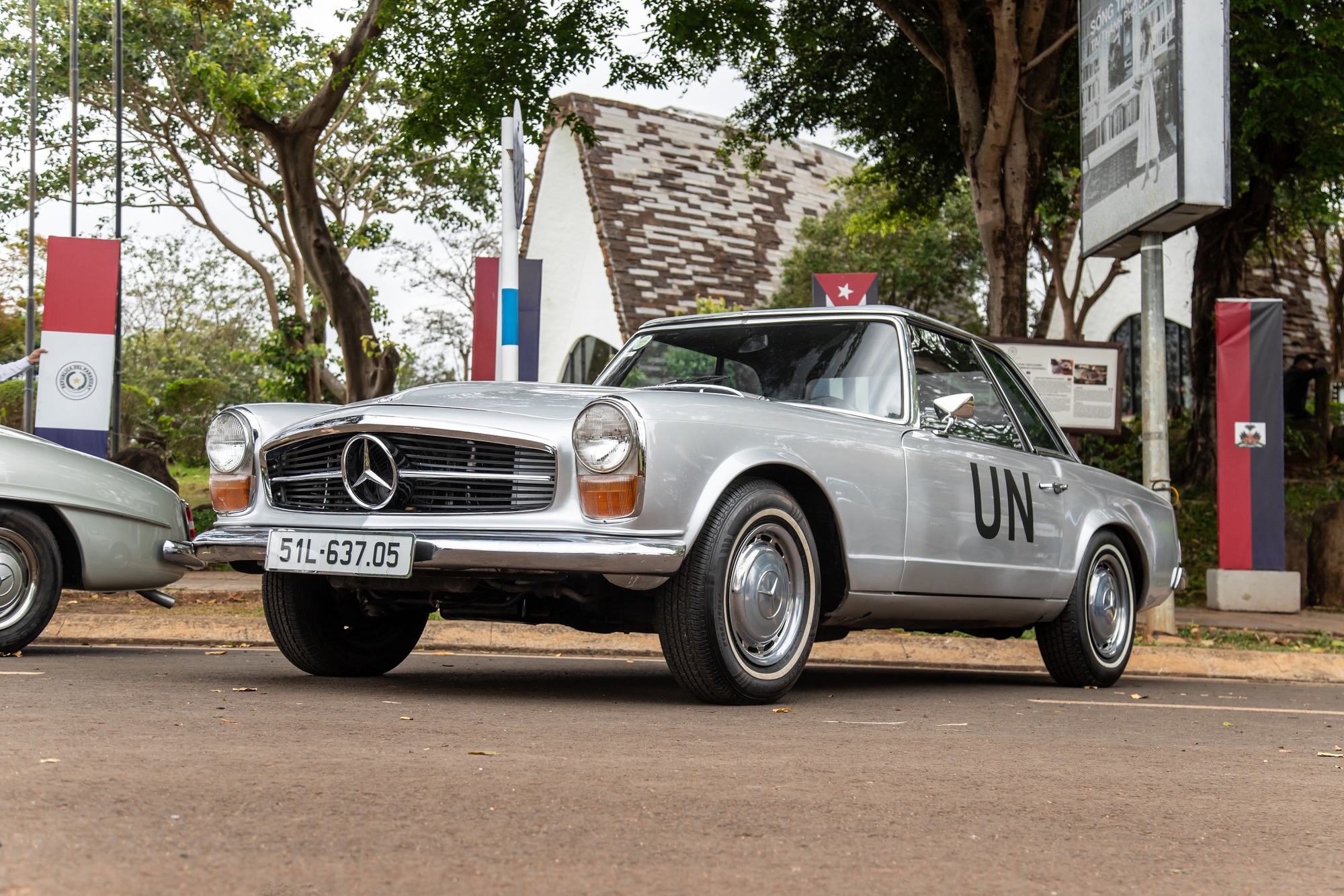 Siêu phẩm Mercedes-Benz 300 SL triệu đô gây sốt khi xuất hiện tại Việt Nam - Ảnh 6.