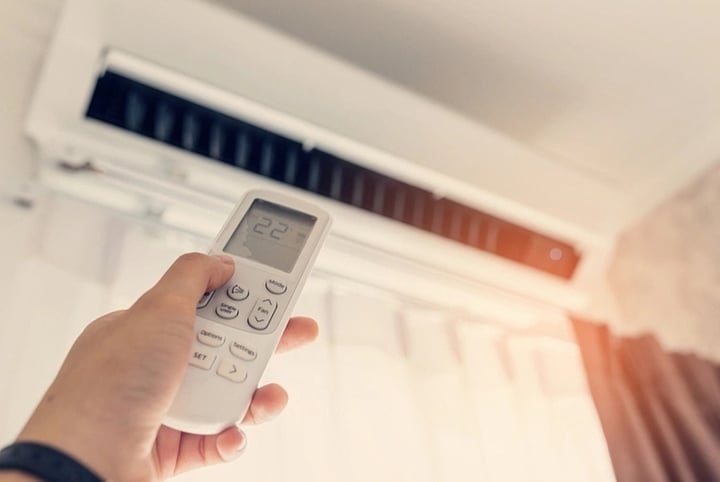 Ngủ phòng kín, bật điều hòa có khiến cơ thể mệt mỏi, rụng tóc?- Ảnh 1.