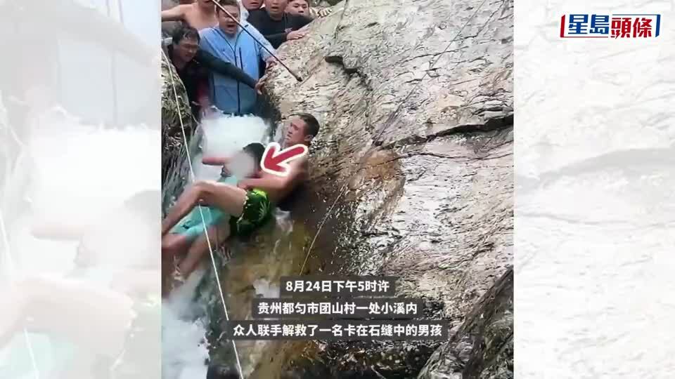 Nhóm người lạ lấy thân làm 'tường' chặn dòng nước xiết cứu bé trai
