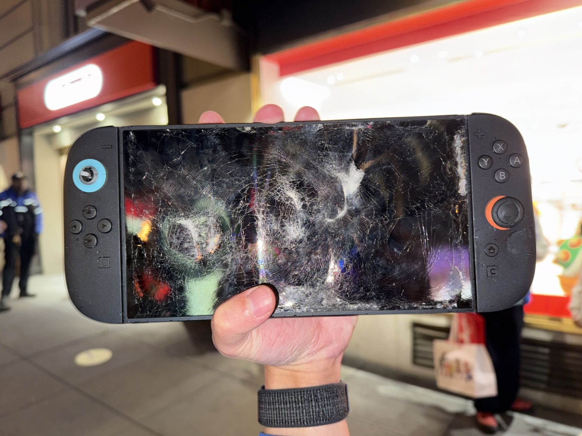 YouTuber nổi tiếng bị cấm cửa khỏi cửa hàng Nintendo vì... đập nát Switch 2- Ảnh 1.