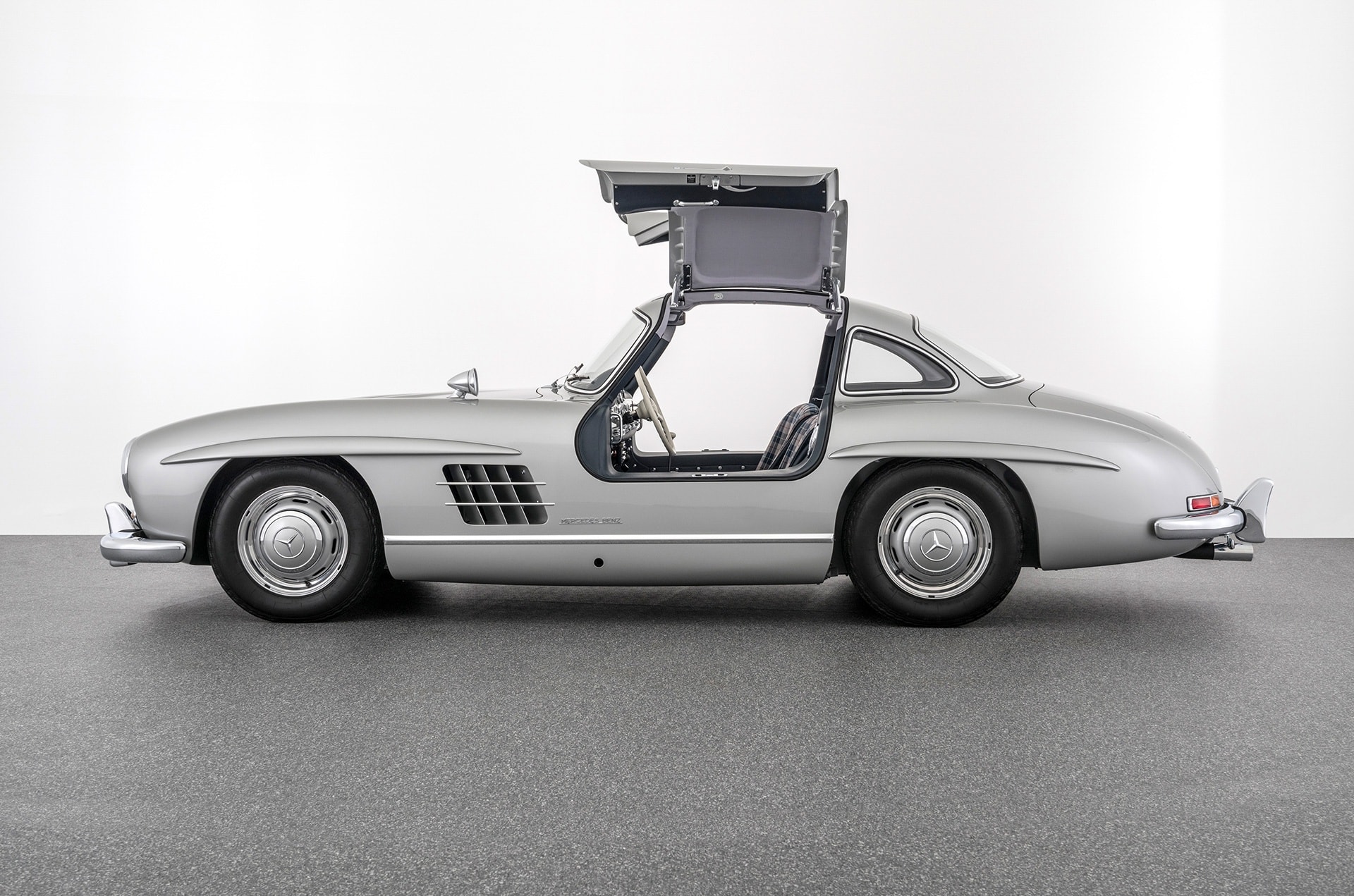 Siêu phẩm Mercedes-Benz 300 SL triệu đô gây sốt khi xuất hiện tại Việt Nam - Ảnh 15.