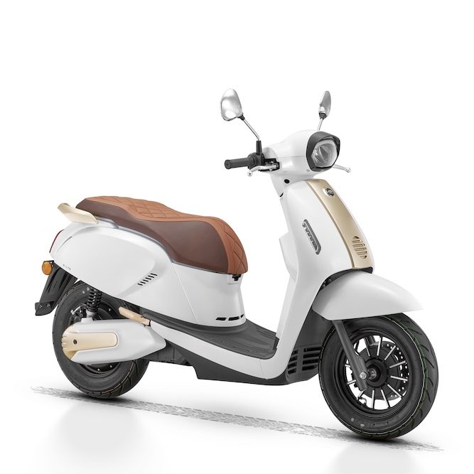 Xe máy điện phong cách cổ điển: Quãng đường 105 km/lần sạc, có thể lắp thêm pin, giá 43 triệu đồng- Ảnh 1.
