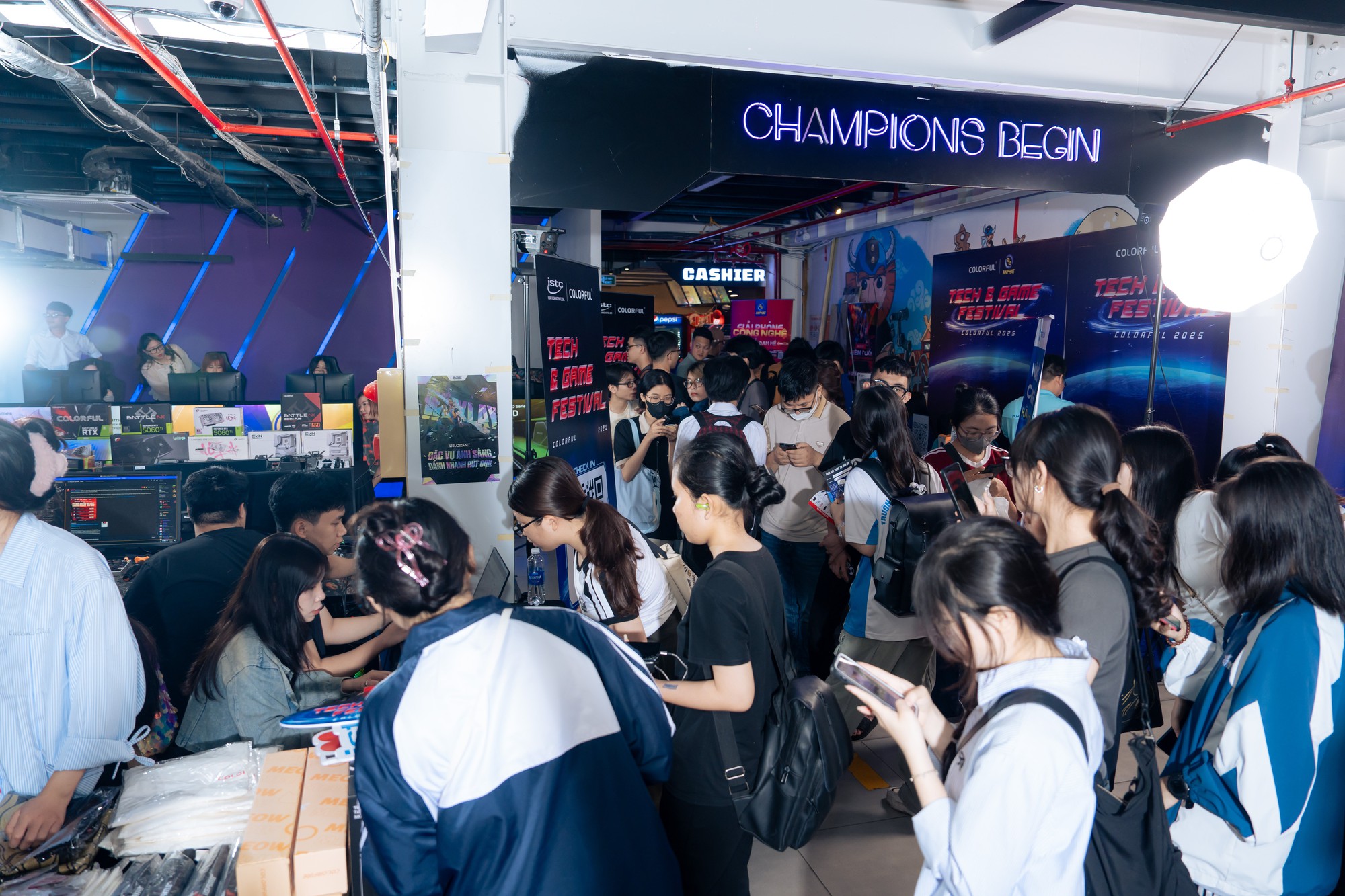 Tech&Game Festival Colorful 2025: Bước vào “Cổng dịch chuyển số” giữa lòng Hà Nội- Ảnh 1.
