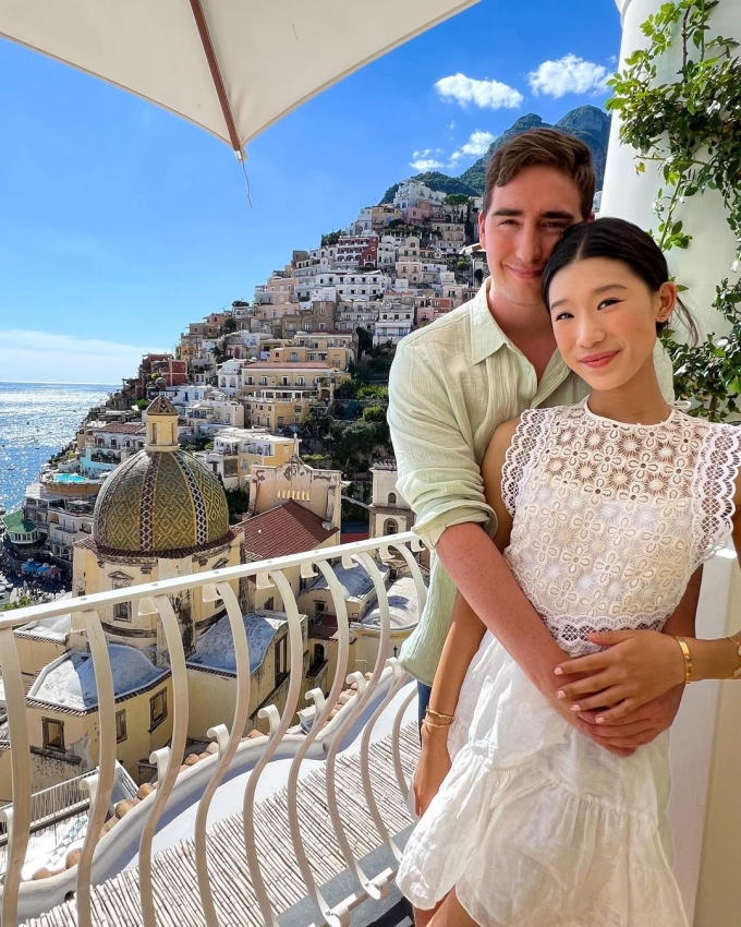 Becca Bloom và hôn phu.