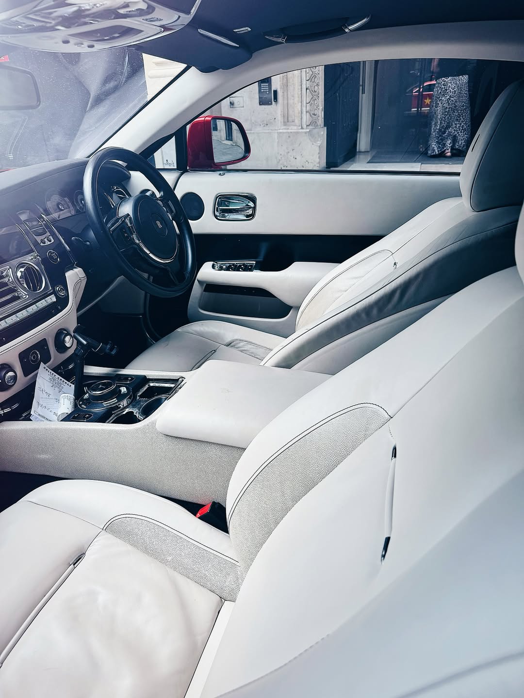 Chiếc xe Rolls-Royce mang màu cờ Việt Nam gây sốt tại châu Âu với 20.000 lượt tương tác - Ảnh 9.