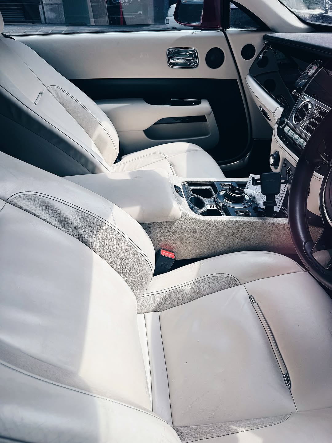 Chiếc xe Rolls-Royce mang màu cờ Việt Nam gây sốt tại châu Âu với 20.000 lượt tương tác - Ảnh 10.