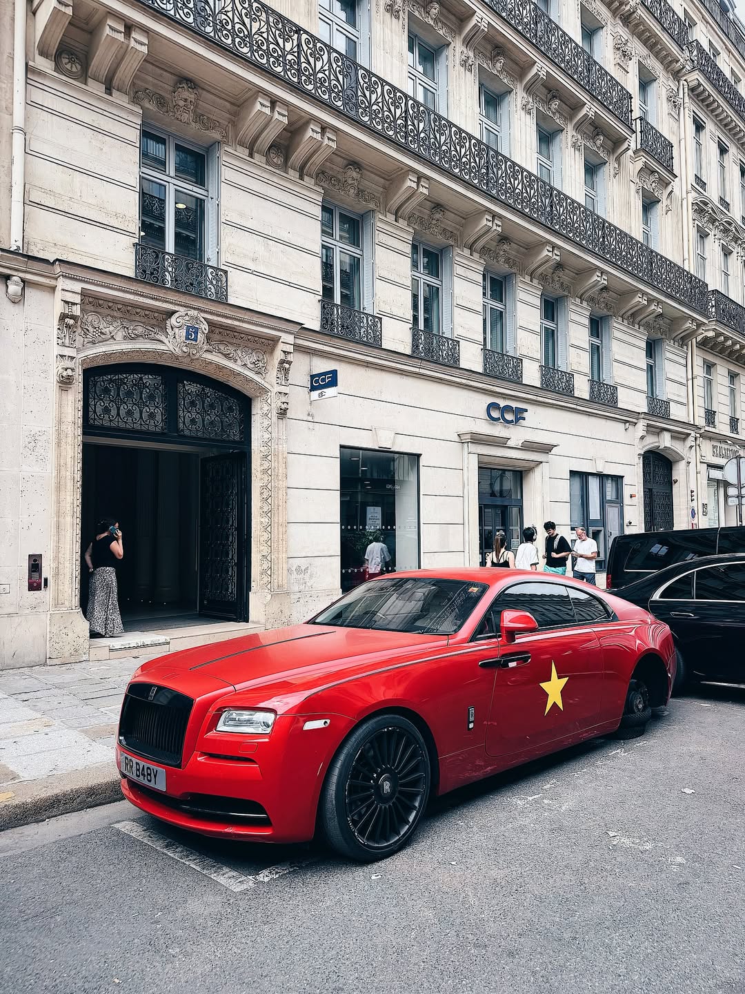 Chiếc xe Rolls-Royce mang màu cờ Việt Nam gây sốt tại châu Âu với 20.000 lượt tương tác - Ảnh 2.