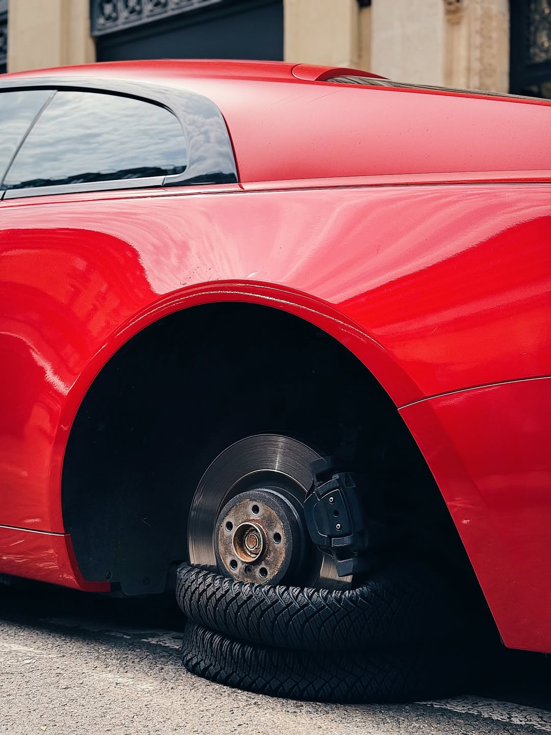 Chiếc xe Rolls-Royce mang màu cờ Việt Nam gây sốt tại châu Âu với 20.000 lượt tương tác - Ảnh 7.