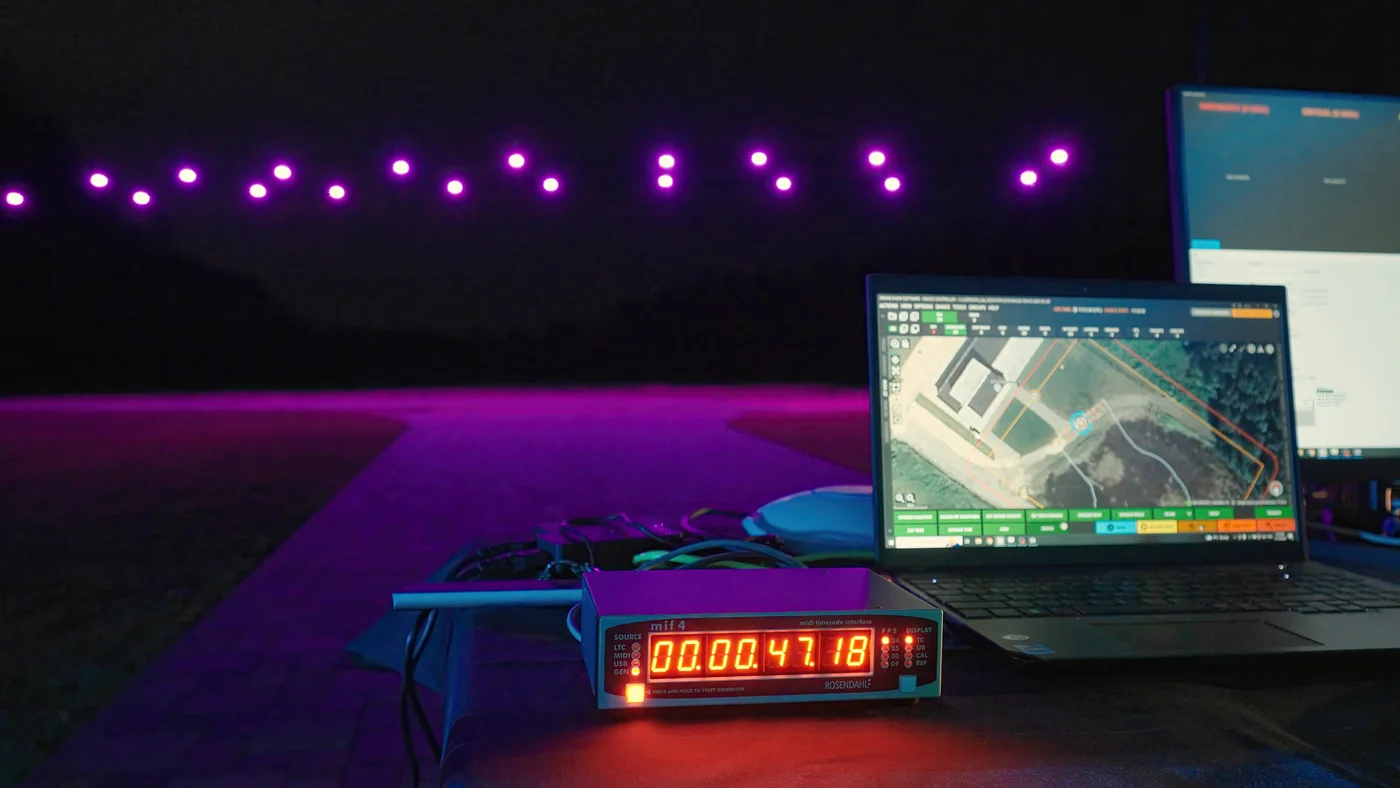 Điều khiển drone trình diễn trên trời thành "nghề hot": Chỉ học 3 ngày là thạo, kiếm ngay 70 triệu/tháng- Ảnh 4.
