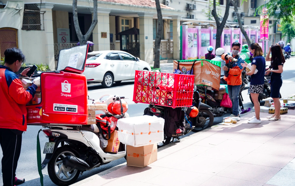 Các nền tảng thương mại điện tử tại Việt Nam thu hút khách hàng với chính sách miễn phí vận chuyển - Ảnh 2.