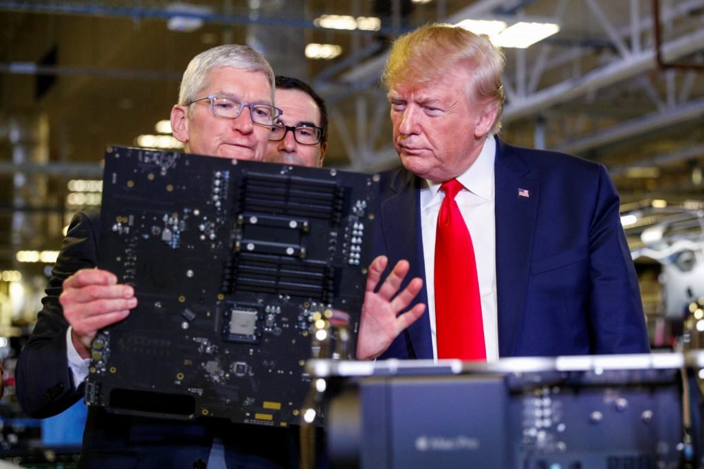 Tim Cook chuyển hướng sản xuất từ Trung Quốc sang Việt Nam: Tương lai của iPhone, iPad và Apple Watch - Ảnh 1.