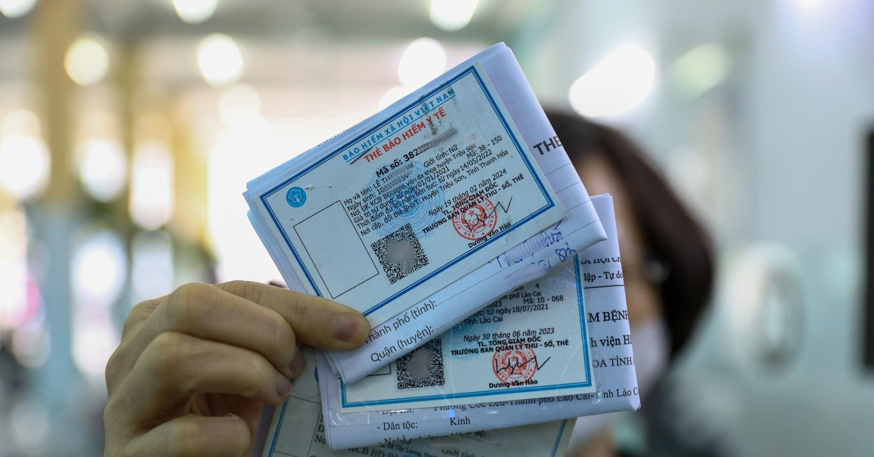 Chỉ còn ít ngày nữa sẽ ngừng cấp thẻ BHYT giấy, người dân cần lưu ý gì để bảo vệ quyền lợi?- Ảnh 1.