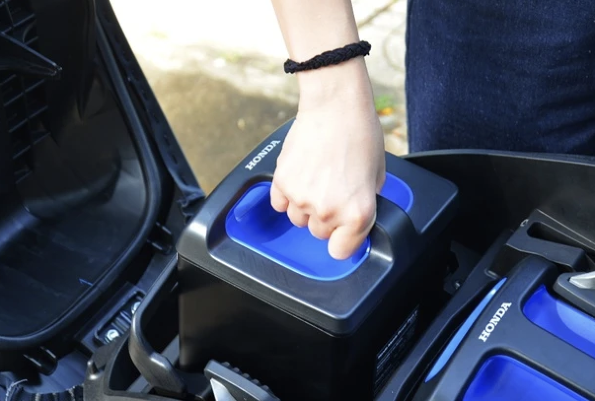 Giải pháp cho xe máy điện: Thiết kế pin tháo rời để sạc dễ dàng hơn - Ảnh 3.