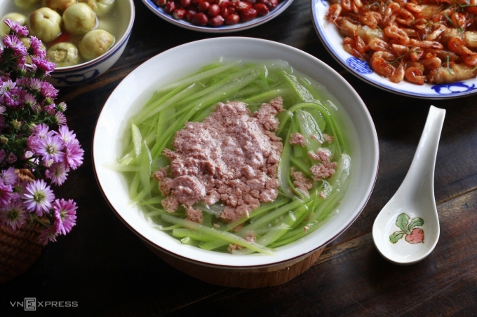 Canh tôm đồng nấu bầu.