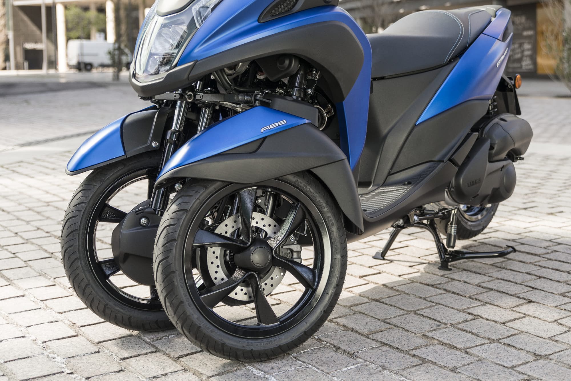 Xe tay ga Nhật Bản độc đáo vừa về Việt Nam: Tiết kiệm nhiên liệu 2,5L/100km, có 3 bánh nhưng vẫn dùng bằng lái xe máy 2 bánh - Ảnh 2.